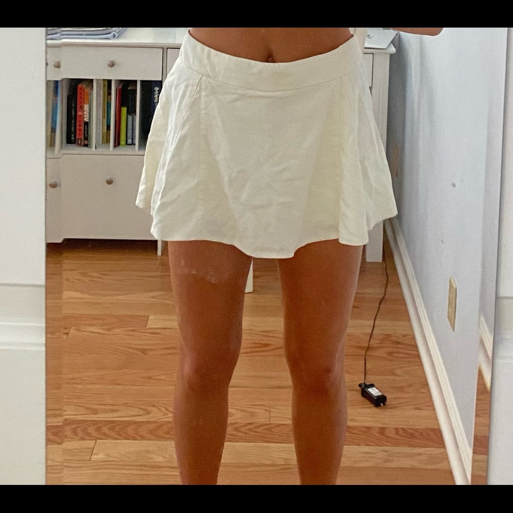 Brandy Melville off white pleat skirt